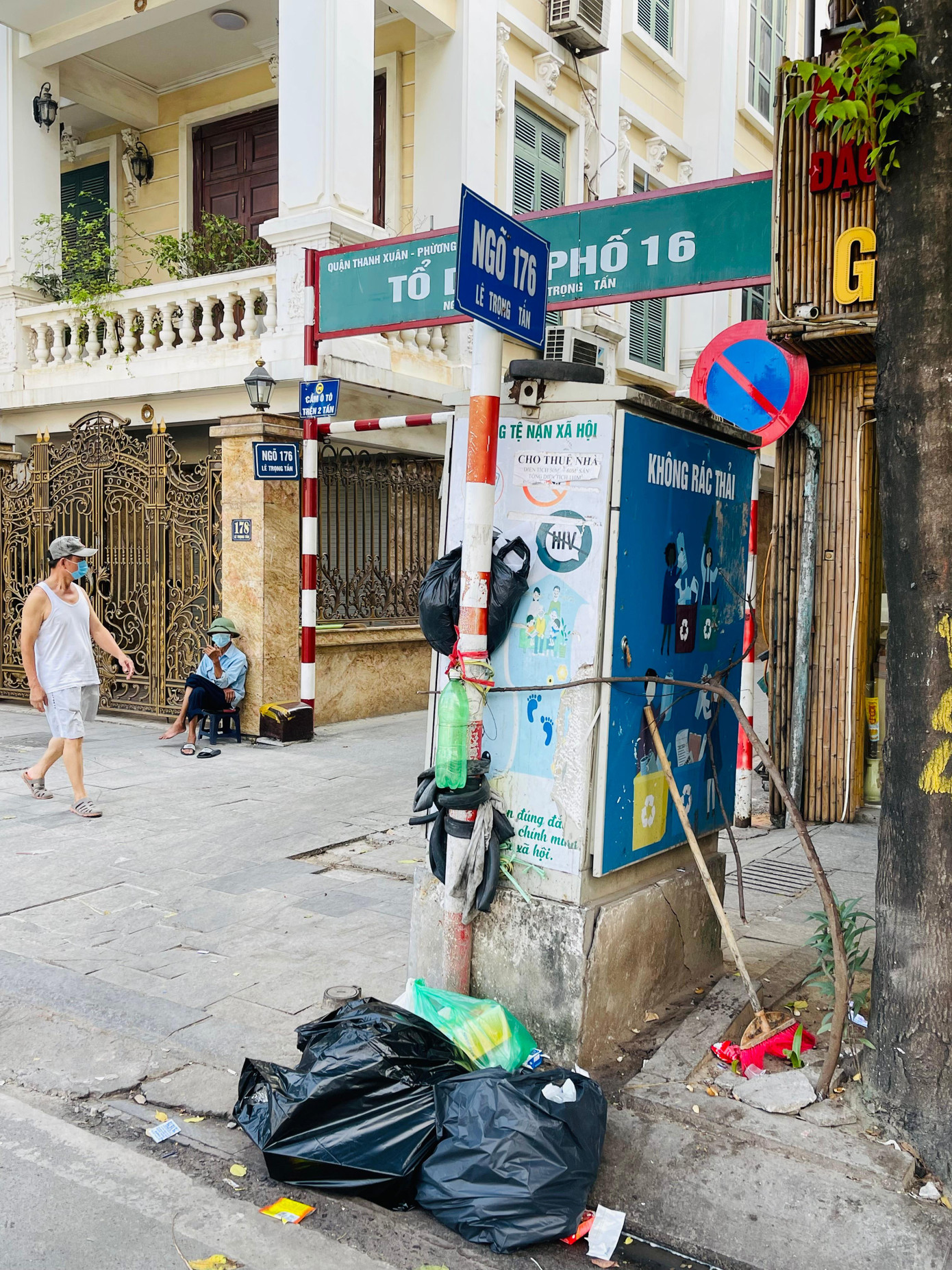 Những cột biển báo "Cấm để rác trên hè và lòng đường", "Không lấn chiếm vỉa hè"... bị người dân ngó lơ, không ai chấp hành. Rác thải vứt tràn cả xuống lòng đường...