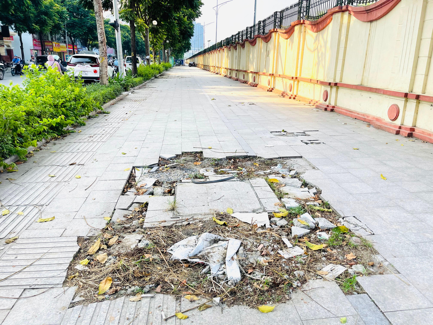 Nhiều đoạn vỉa hè xuống cấp trầm trọng, bong tróc, sụt lún.
