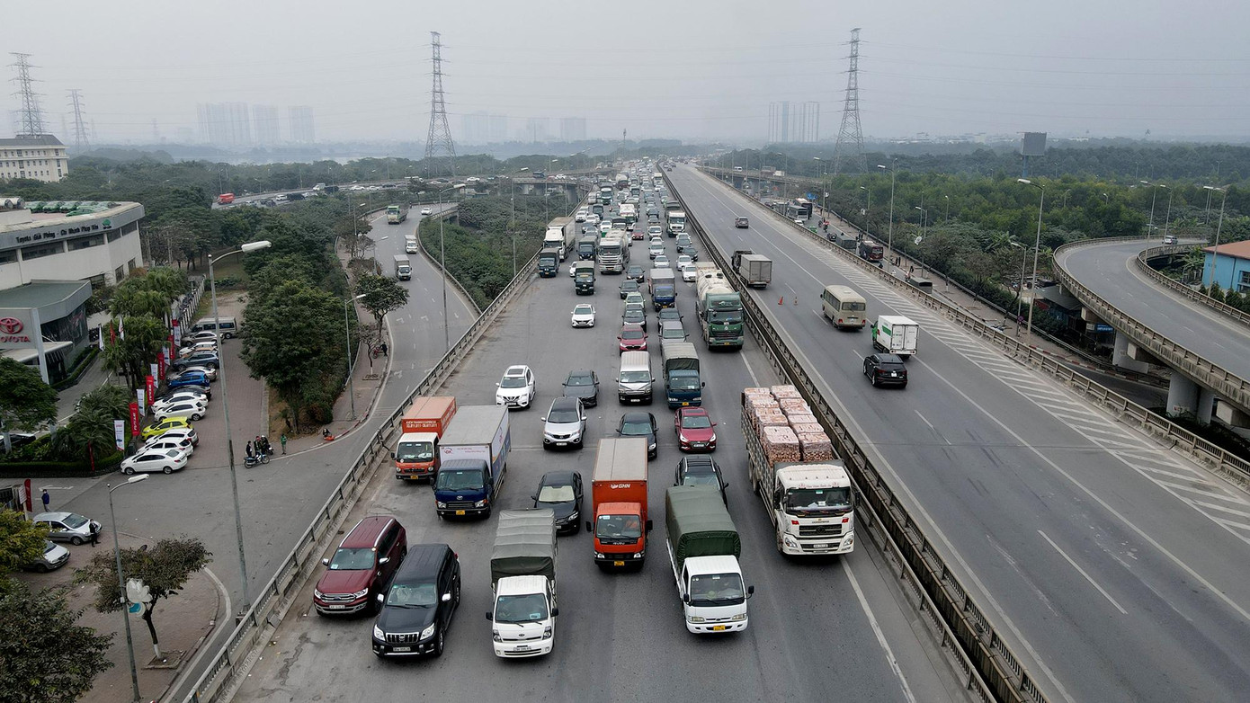 Tình trạng ùn ứ đã xuất hiện, các phương tiện di chuyển chậm, làn đối diện di chuyển khá thông thoáng.