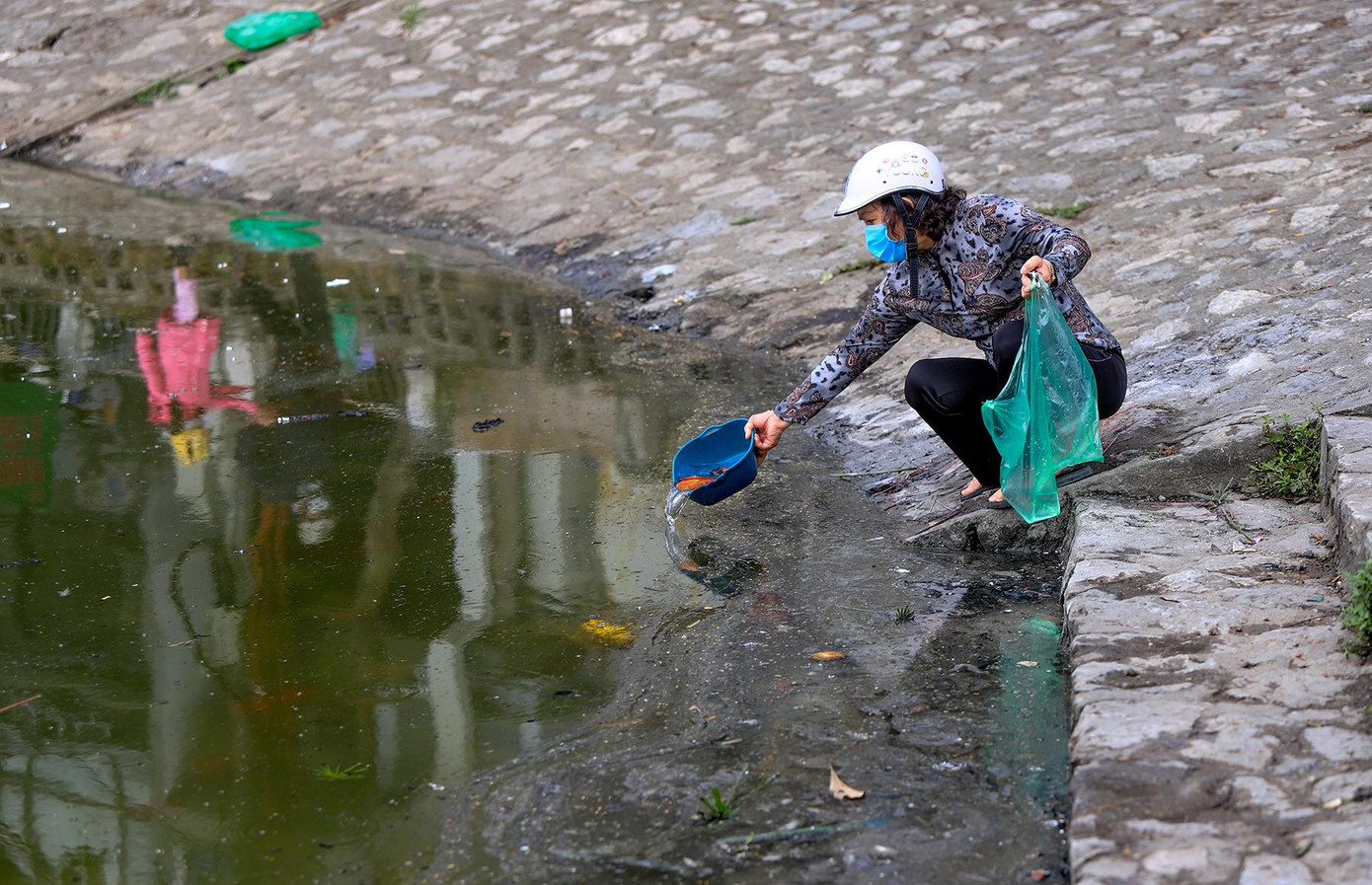 So với những năm trước, người dân đã rất ý thức trong việc thả cá. Không còn tràn lan cảnh ném, đổ ụp hay vứt cả túi nylon cùng cá xuống hồ nữa.
