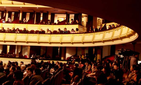 Đông đảo khán giả đã đến tham dự đêm trình diễn thơ và văn xuôi 