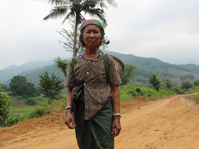 Bà Pí Hê nói: “Mấy lần miềng ngã nặng vì con đường ni”. Bà Pí Hê nói: “Mấy lần miềng ngã nặng vì con đường ni”