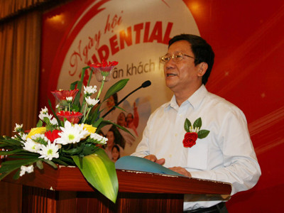 Ông Nguyễn Hiệp Thống, Phó Giám đốc Sở GD&ĐT Hà Nội bày tỏ lời cảm ơn tới Công ty Prudential và báo Tiền Phong về những nghĩa cử mà hai đơn vị này dành cho các em học sinh nghèo Hà Nội trong thời gian qua - Ảnh: Trung Hiền. 