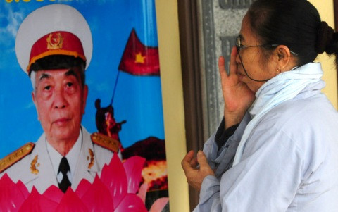 Một phật tử xúc động trước chân dung vị Đại tướng huyền thoại