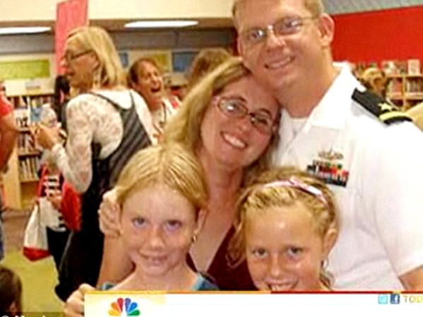 Chồng cô làm trong hải quân và ở nước ngoài trong một thời gian dài nên Tara sống ở nhà mẹ đẻ. Chồng cô làm trong hải quân và ở nước ngoài trong một thời gian dài nên Tara sống ở nhà mẹ đẻ