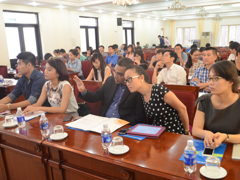 Nhiều diễn viên, ca sĩ đến dự buổi họp báo