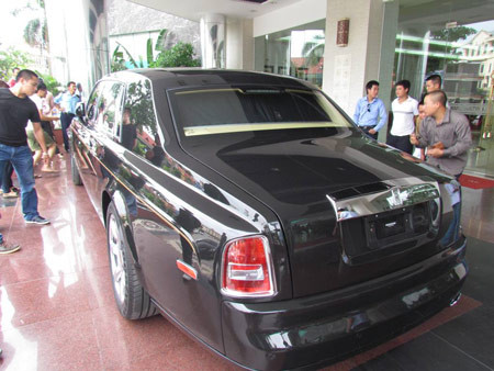 Chiếc xe Rolls-Royce Phantom in hình rồng đã về Hà Tĩnh