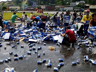 Cảnh "hôi bia" của hàng trăm người dân . Cảnh