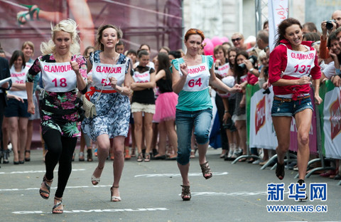 Những cô gái phải chạy một quãng đường 50 m trên chiếc giày thấp nhất là 9 cm