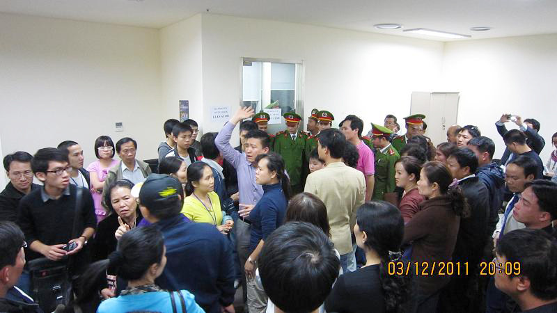 Các hộ dân bao vây văn phòng làm việc của ông Ha Jong Suk - Chủ tịch tập đoàn Keangnam Vina đòi mở thang máy ngày 3-12