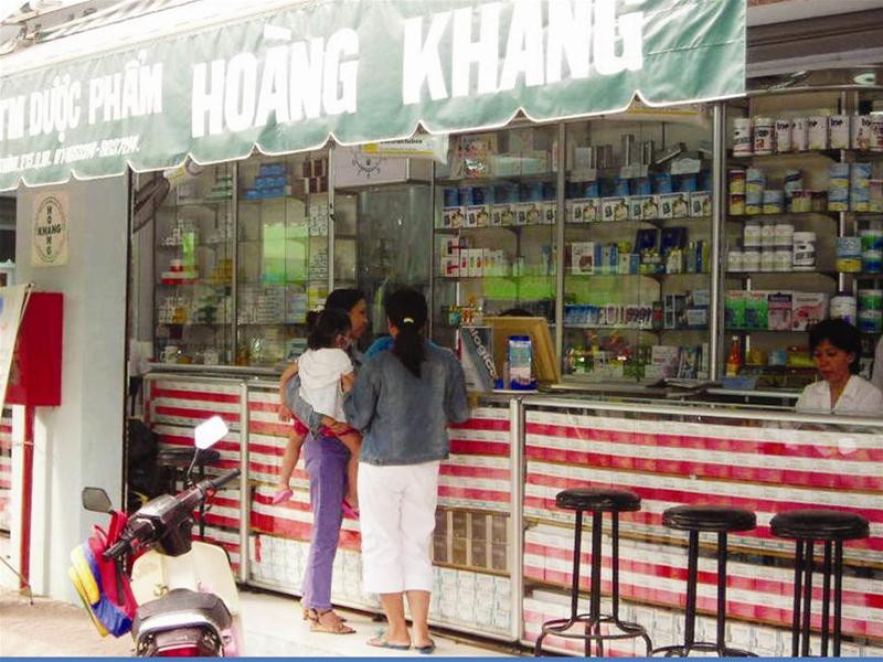 Người bệnh méo mặt mỗi khi giá thuốc tăng - Ảnh: Lê nguyễn