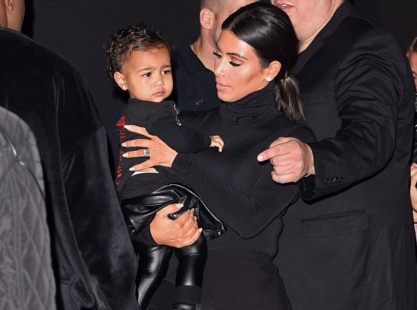 Con gái Kim diện cả 'cây' đen 'ton sur ton' với bố mẹ ảnh 4