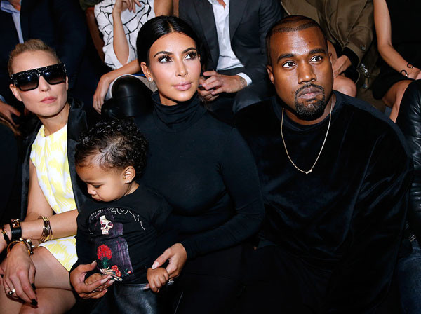 Con gái Kim diện cả 'cây' đen 'ton sur ton' với bố mẹ ảnh 7