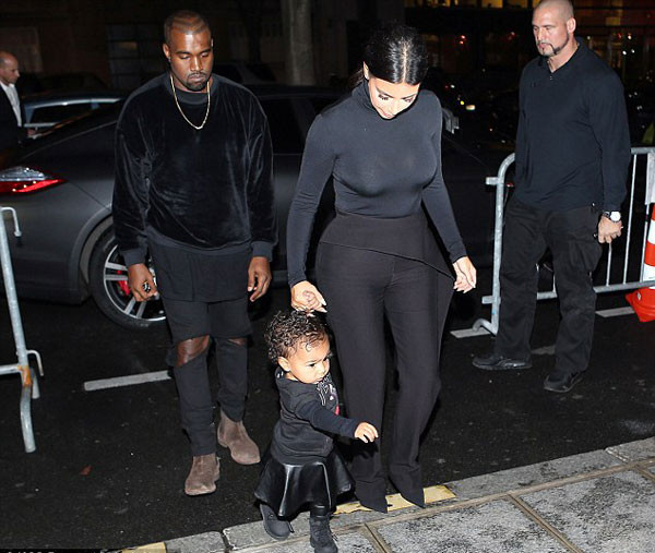 Con gái Kim diện cả 'cây' đen 'ton sur ton' với bố mẹ ảnh 2