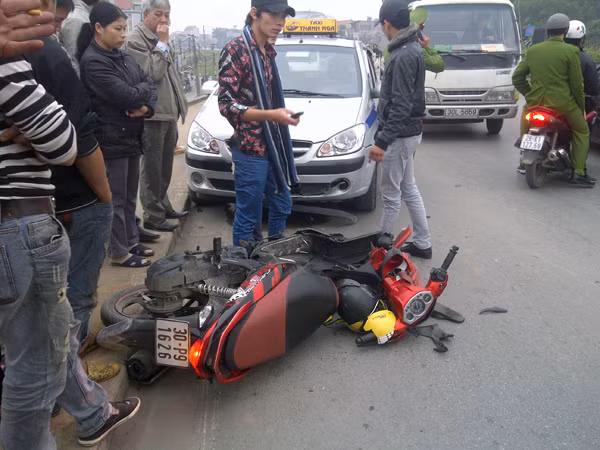 Xe máy 'kẹp 3'