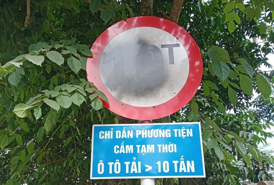 Biển báo cũng bị phu sơn, phá hoại