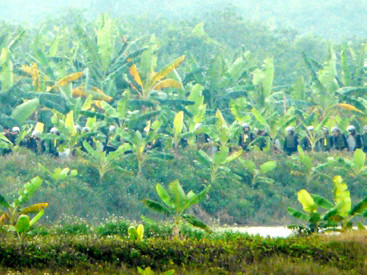 Lực lượng CSCĐ bao vây ngôi nhà. Ảnh: Tiền Phong