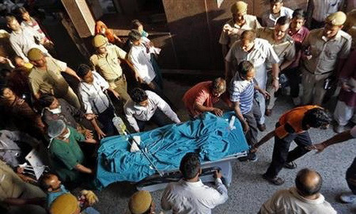 Nạn nhân 5 tuổi được đưa đến bệnh viện - Ảnh: Reuters. Nạn nhân 5 tuổi được đưa đến bệnh viện - Ảnh: Reuters