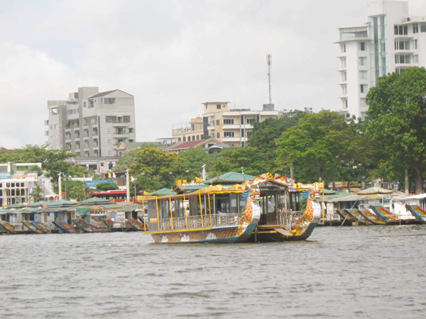 Sông Hương hôm nay: ngột ngạt và quá tải . Sông Hương hôm nay: ngột ngạt và quá tải