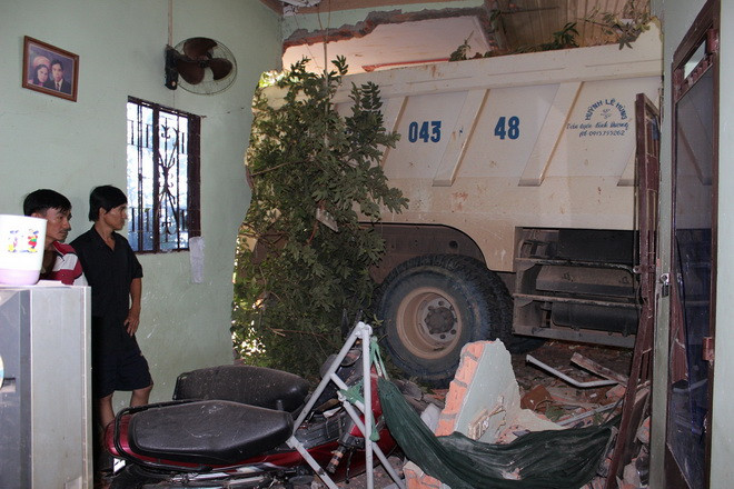 Xe lao thẳng vào nhà dân