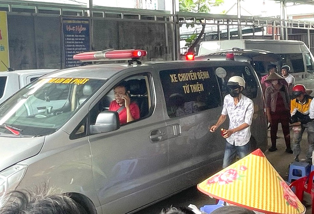 Thi thể người phụ nữ được đưa về quê Thi thể người phụ nữ được đưa về quê