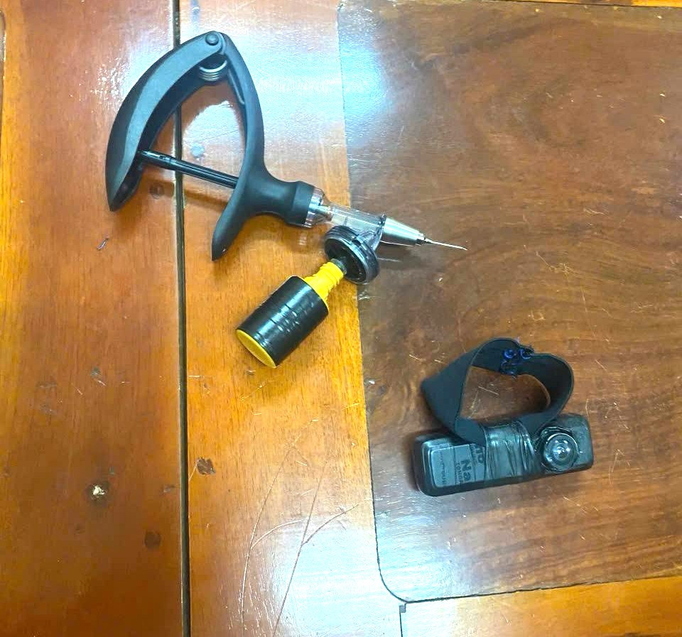 Kim tiêm và camera giấu kín đối tượng dùng để gây án