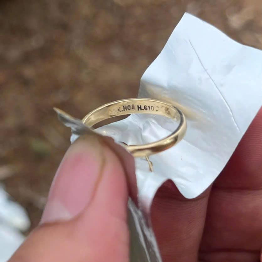 Chiếc nhẫn trên tay nạn nhân Chiếc nhẫn trên tay nạn nhân