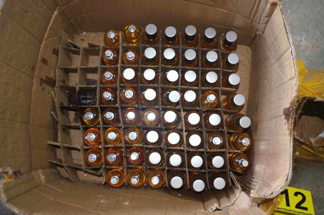 Chai nước hoa loại lớn chưa được dán mác Chai nước hoa loại lớn chưa được dán mác