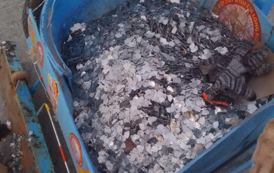 Kim loại được nhóm bạn trẻ ở Bình Dương dùng xe hút được trên đường Kim loại được nhóm bạn trẻ ở Bình Dương dùng xe hút được trên đường