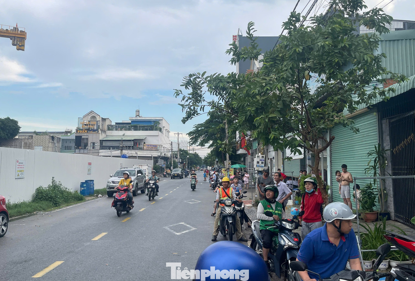 Người đi đường hiếu kỳ đứng lại quan sát Người đi đường hiếu kỳ đứng lại quan sát