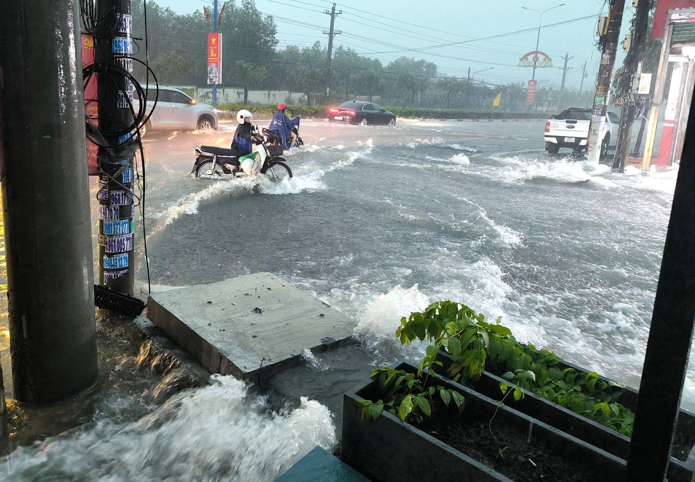 Đường ĐT.746 đoạn phường Khánh Bình, TP. Tân Uyên ngập nước Đường ĐT.746 đoạn phường Khánh Bình, TP. Tân Uyên ngập nước