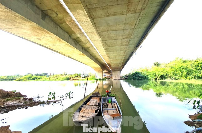 Tỉnh Bình Dương chịu trách nhiệm đầu tư dự án “Xây dựng đường và cầu kết nối hai tỉnh”. Dự án có chiều dài hơn 800 m, trong đó phần đường dẫn phía tỉnh Bình Dương dài 377,7m và phần đường dẫn phía tỉnh Tây Ninh dài 92,2m. Tổng mức đầu tư 411,880 tỷ đồng. Tỉnh Bình Dương chịu trách nhiệm đầu tư dự án “Xây dựng đường và cầu kết nối hai tỉnh”. Dự án có chiều dài hơn 800 m, trong đó phần đường dẫn phía tỉnh Bình Dương dài 377,7m và phần đường dẫn phía tỉnh Tây Ninh dài 92,2m. Tổng mức đầu tư 411,880 tỷ đồng.