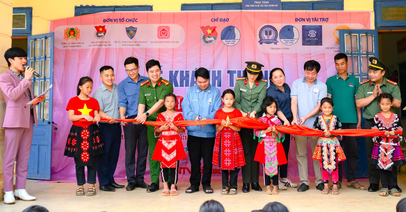 Các đại biểu cắt băng khánh thành công trình. Ảnh: BTC Các đại biểu cắt băng khánh thành công trình. Ảnh: BTC