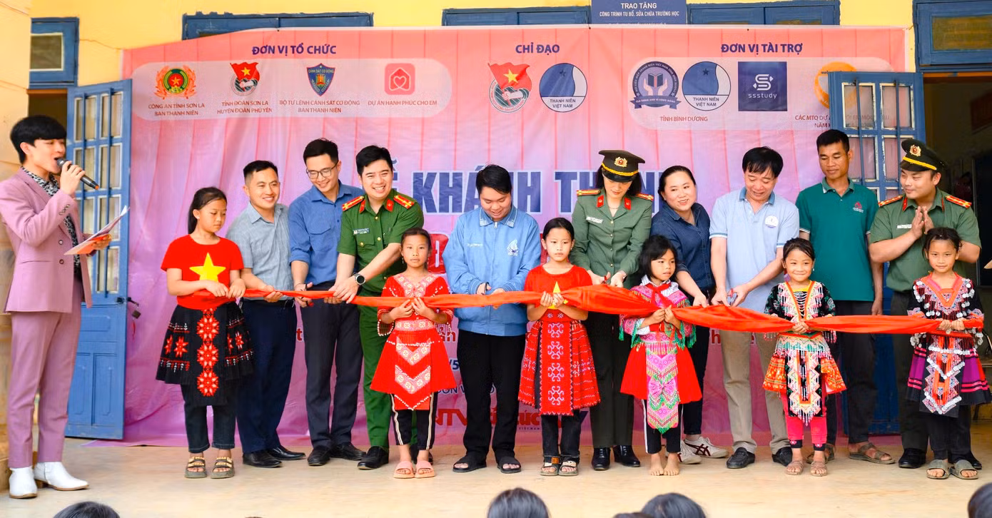 Các đại biểu cắt băng khánh thành công trình. Ảnh: BTC