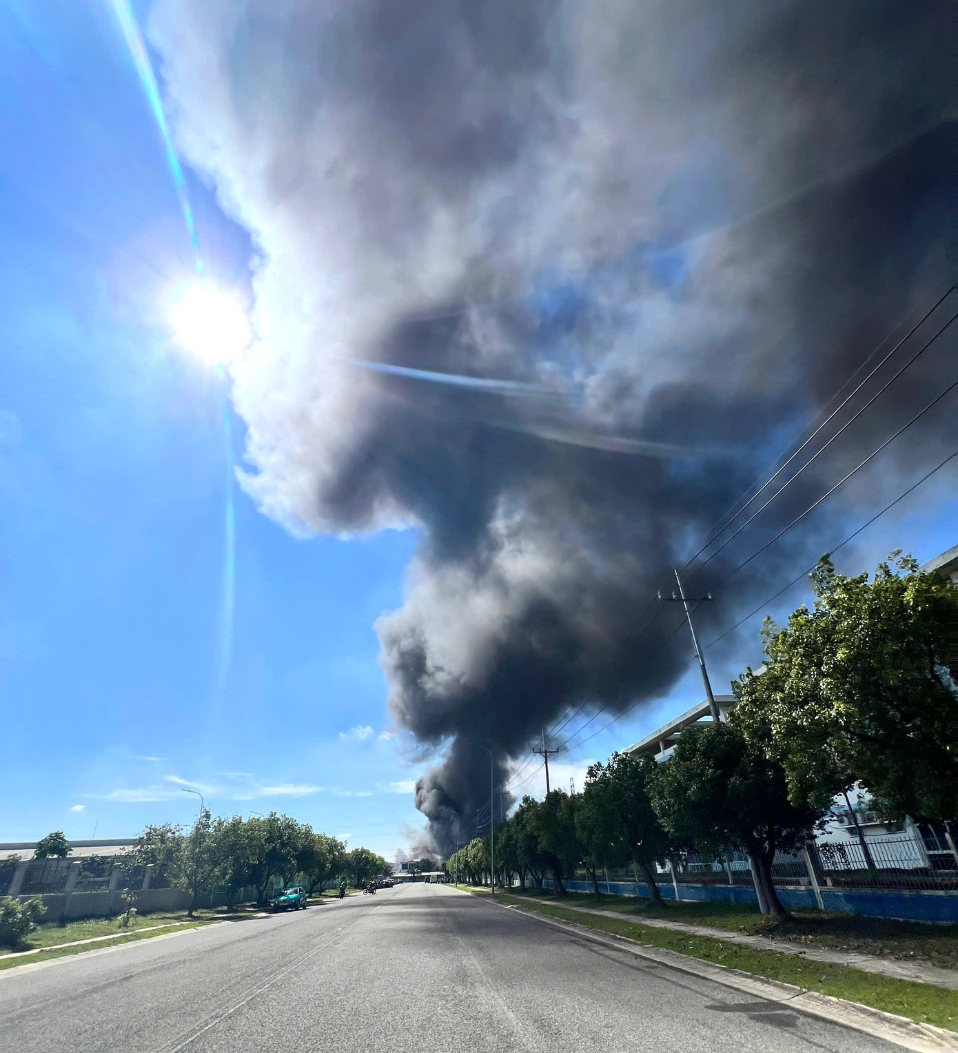 Cột khói cao hàng chục mét, đứng từ xa vẫn nhìn thấy Cột khói cao hàng chục mét, đứng từ xa vẫn nhìn thấy