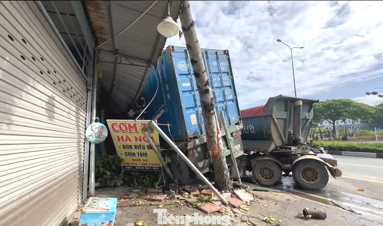 Cabin xe ben bị tách rời sau va chạm giao thông