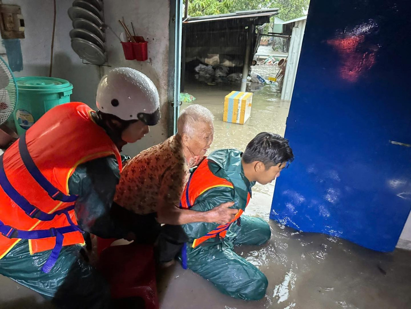 Lực lượng chức năng hỗ trợ người dân đến nơi an toàn Lực lượng chức năng hỗ trợ người dân đến nơi an toàn