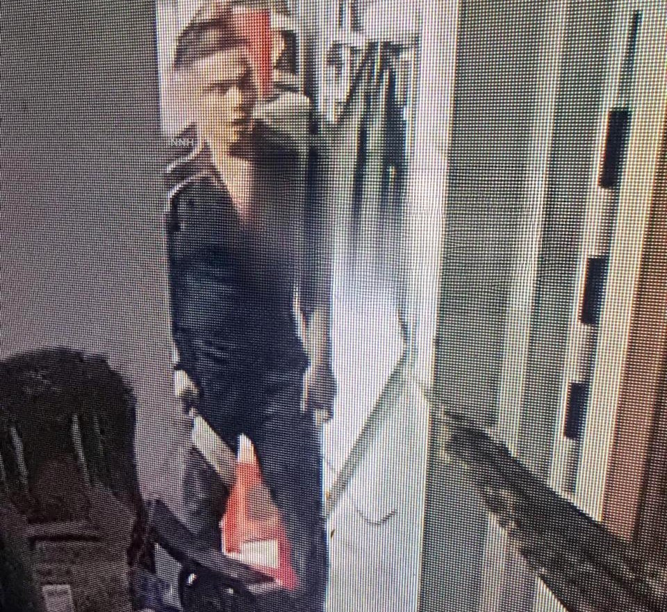 Lê Văn Lợi cầm dao vào chốt chém bảo vệ tử vong Ảnh: cắt từ camera