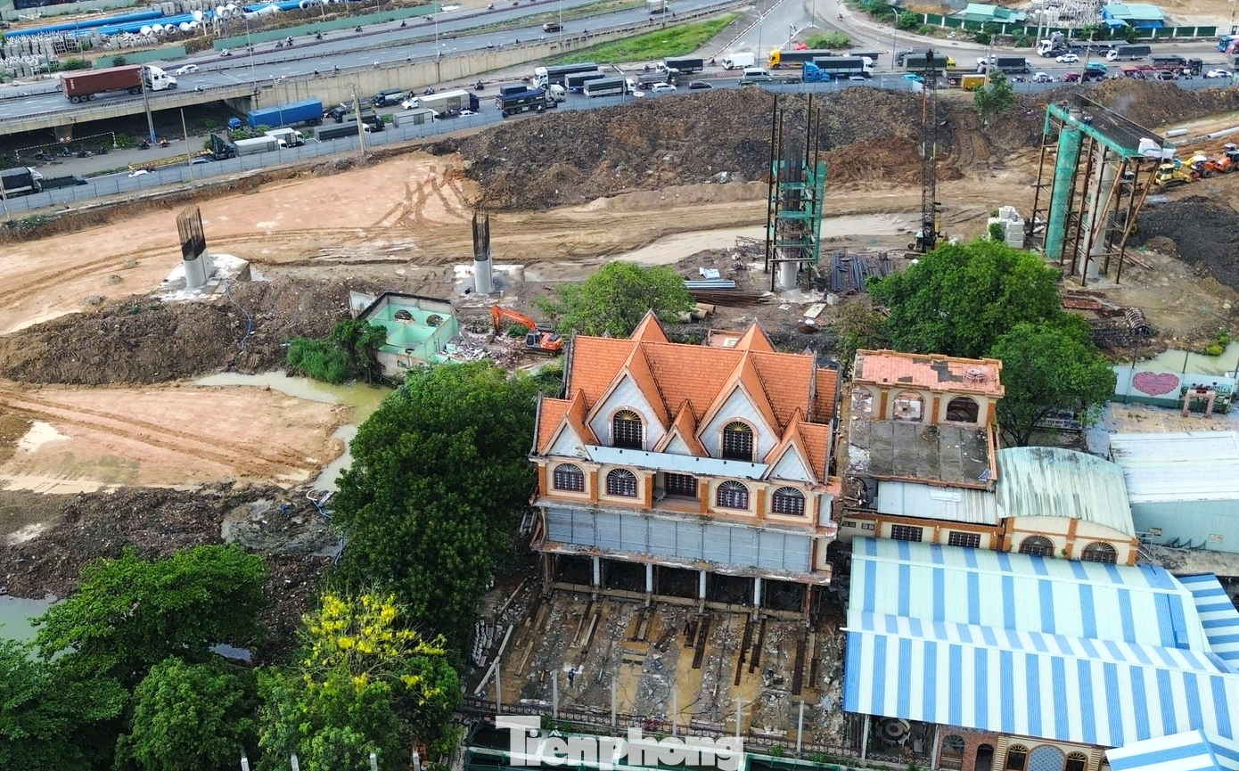 UBND tỉnh Bình Dương cho biết, tiến độ giải phóng mặt bằng để thi công nút giao Tân Vạn đã đạt 99%. Trong tháng 5/2025 sẽ hoàn thành di dời hạ tầng kỹ thuật để nhường mặt bằng cho dự án đường Vành đai 3 TPHCM. Tỉnh Bình Dương sẽ đảm bảo tiến độ xây dựng, đưa tuyến đường vào khai thác trong năm 2026.