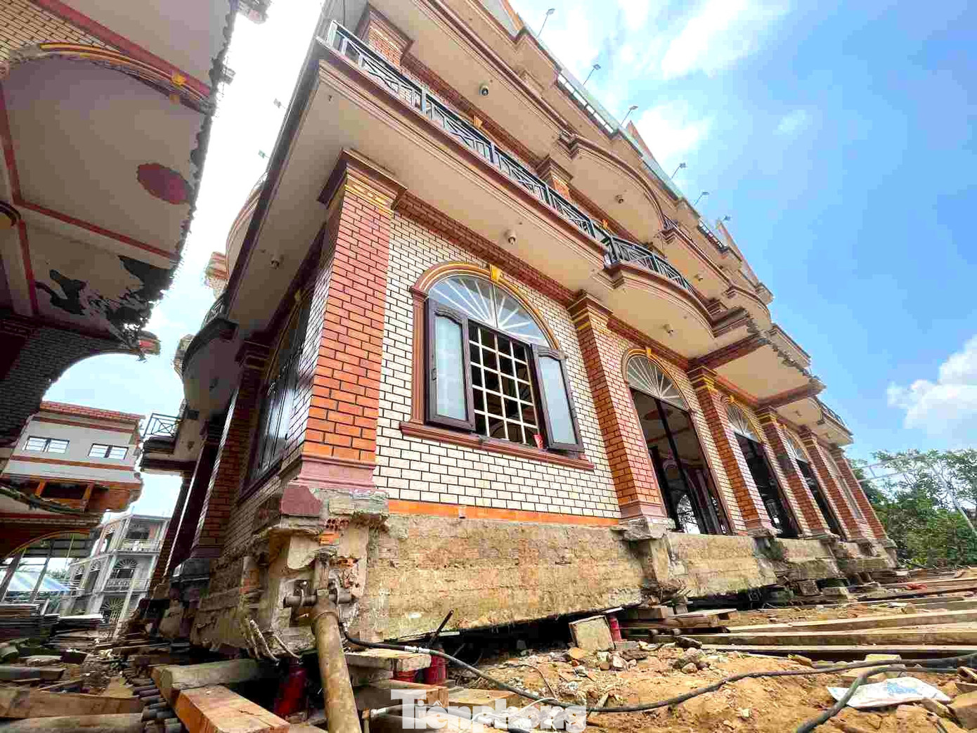 Phần còn lại của biệt thự (ngang khoảng 25 m, dọc khoảng 15 m). Tòa nhà này có 3 tầng sử dụng và 1 tầng mái. Tổng khối lượng nặng trên 1.000 tấn, cần phải di dời khoảng 40 m.