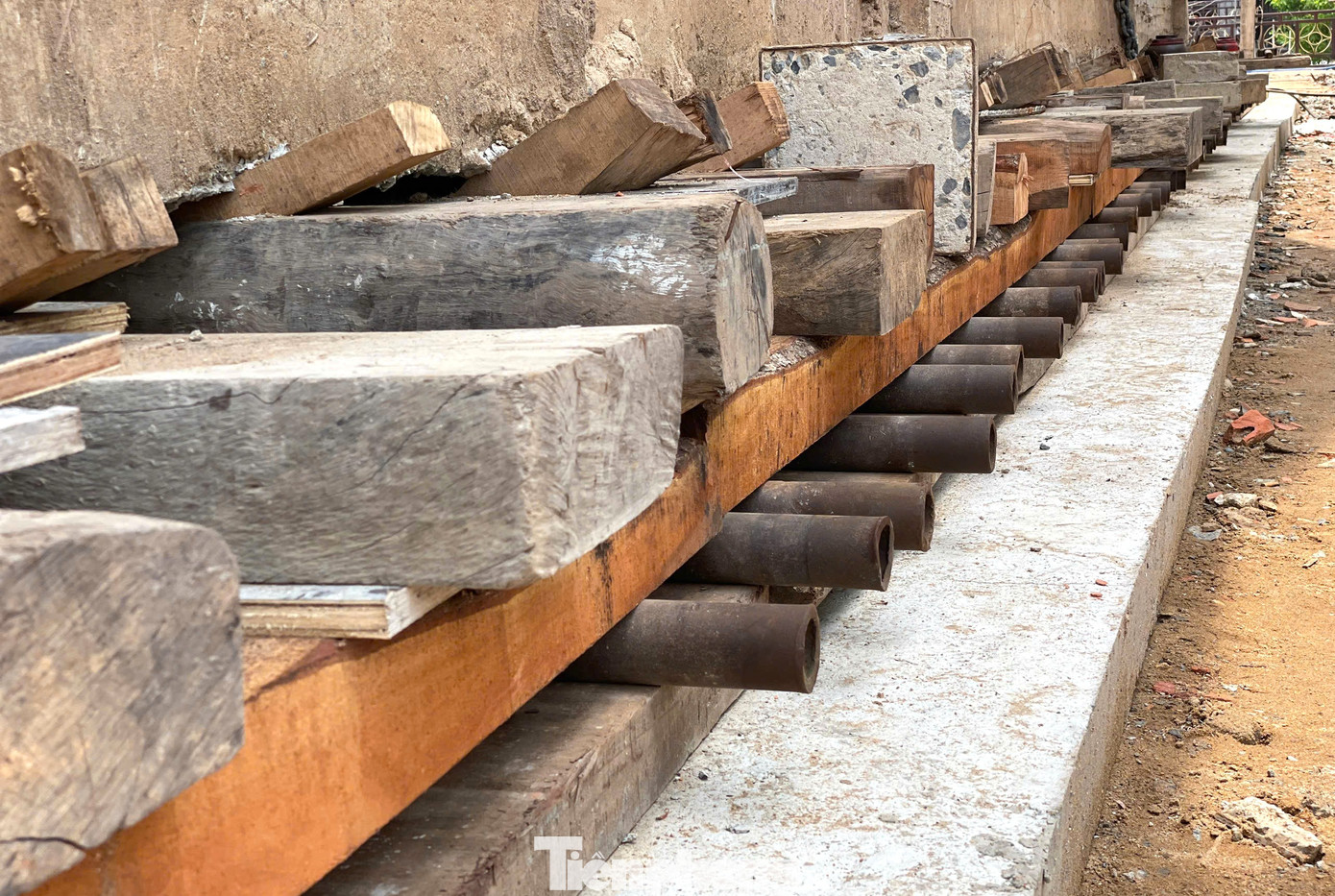 Ông Tài cho biết, đơn vị thi công phải sử dụng các thanh sắt để chống và hàn sắt buộc chặt cho tòa nhà vững chắc kết cấu. Sau đó, đào xuống móng, dùng kích thủy lực nâng tòa nhà lên cao.