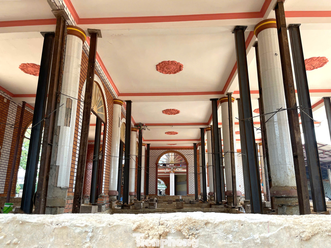 Trước đó, cuối tháng 3/2025, khi bàn giao mặt bằng công trình đường song hành nút giao Tân Vạn, có một căn nhà bị nghiêng. Căn nhà đang được gia cố, nâng chỉnh cho cân bằng để tiếp tục sử dụng.