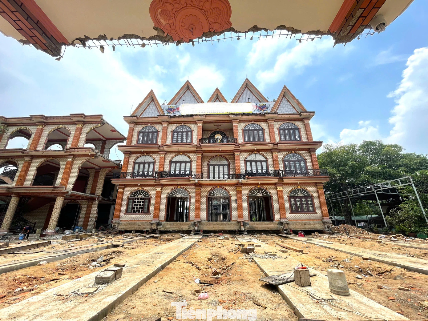 Ngày 13/5, ghi nhận của phóng viên báo Tiền Phong, đơn vị thi công đang tiến hành di dời căn biệt thự nằm ở góc nút giao Tân Vạn (phường Bình Thắng, thành phố Dĩ An, tỉnh Bình Dương).