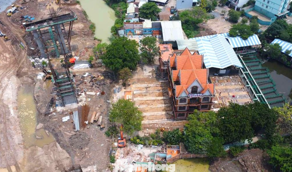 Chủ căn biệt thự cho biết, với mong muốn giữ lại làm kỷ niệm nên đã chi khoảng 2 tỷ đồng để dịch chuyển sang một vị trí khác trong phạm vi diện tích đất còn lại. Việc di dời căn biệt thự này để bàn giao mặt bằng thi công dự án đường Vành đai 3 TPHCM đoạn qua tỉnh Bình Dương.