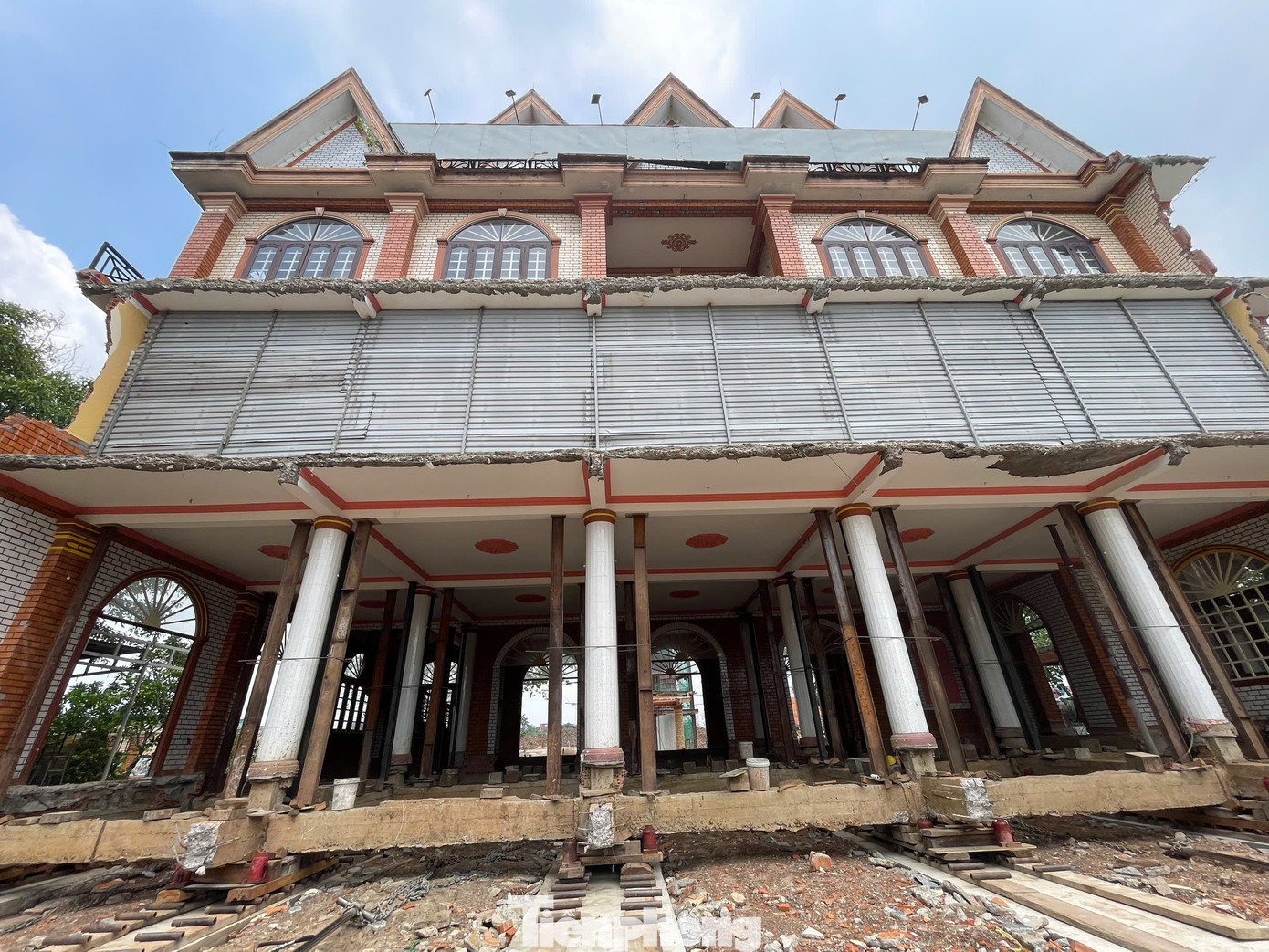 Đơn vị thi công phải làm móng mới cho căn biệt thự và đổ bê tông làm mặt bằng để di dời. Sử dụng các con lăn để di dời tòa nhà. Hiện tòa nhà đã di dời được khoảng 15 m so với vị trí ban đầu. Khoảng 15 ngày nữa, tòa nhà di dời vào vị trí mới, bàn giao toàn bộ mặt bằng để thi công đường Vành đai 3 TPHCM.