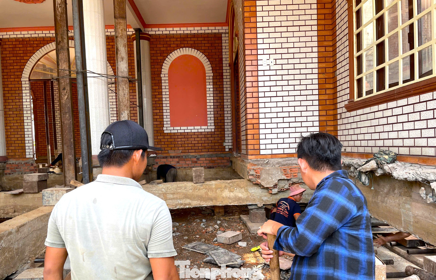 Ông Nguyễn Minh Tài - Giám đốc Công ty Thần đèn Thiên Lộc (đơn vị thi công di dời căn biệt thự) cho biết, biệt thự diện tích khoảng 1.000 m2, xây dựng cách đây khoảng 20 năm đã được gỡ bỏ một phần, còn lại diện tích khoảng 400 m2 được di dời.