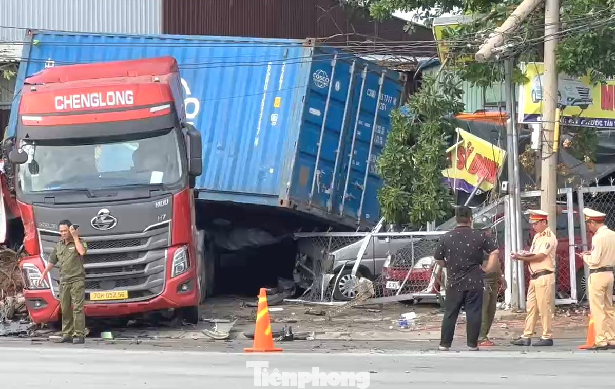 Thùng container đè bẹp một ô tô trong cửa hàng bán ô tô cũ