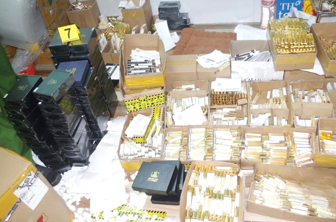 Sau khi sang chiết, các lọ nước hoa được dán mác và bỏ vào thùng Sau khi sang chiết, các lọ nước hoa được dán mác và bỏ vào thùng