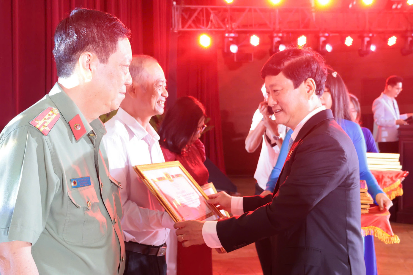 Phó Bí thư, Chủ tịch UBND tỉnh Bình Dương Võ Văn Minh trao bằng khen tập thể, cá nhân điển hình tiêu biểu trong học tập và làm theo tư tưởng, đạo đức, phong cách Hồ Chí Minh. Phó Bí thư, Chủ tịch UBND tỉnh Bình Dương Võ Văn Minh trao bằng khen tập thể, cá nhân điển hình tiêu biểu trong học tập và làm theo tư tưởng, đạo đức, phong cách Hồ Chí Minh.