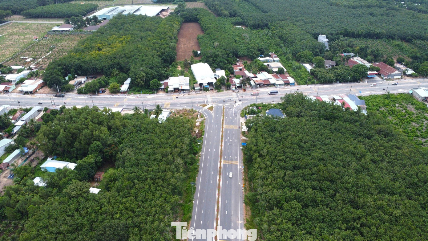 Trước khi trình HĐND tỉnh Bình Dương chính thức thông qua cách đặt tên cầu Bình Tây, các cơ quan chuyên môn của hai tỉnh Bình Dương và Tây Ninh đã họp và thống nhất với tên gọi này. Trong ảnh: Đoạn đường dẫn lên cầu Bình Tây giao với đường ĐT.744 - Bình Dương. Trước khi trình HĐND tỉnh Bình Dương chính thức thông qua cách đặt tên cầu Bình Tây, các cơ quan chuyên môn của hai tỉnh Bình Dương và Tây Ninh đã họp và thống nhất với tên gọi này. Trong ảnh: Đoạn đường dẫn lên cầu Bình Tây giao với đường ĐT.744 - Bình Dương.